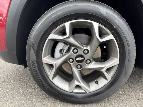 Used 2025 Chevrolet Trax LT w/ Sunroof Package FWD image 11