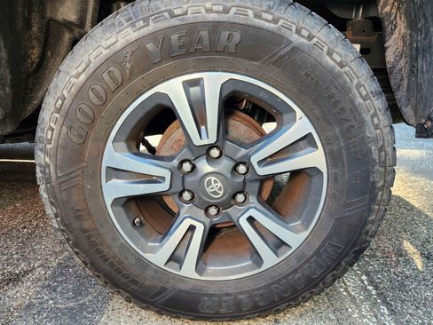 Used 2017 Toyota Tacoma TRD Sport w/ Tow Package (A/T) AWD/4WD image 5