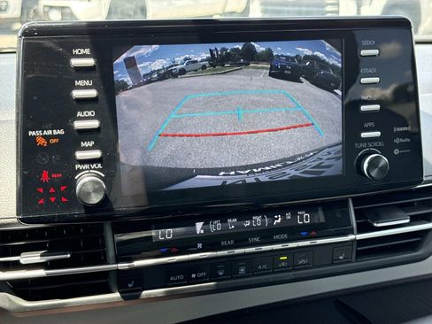 Used 2024 Toyota Sienna XLE FWD image 11