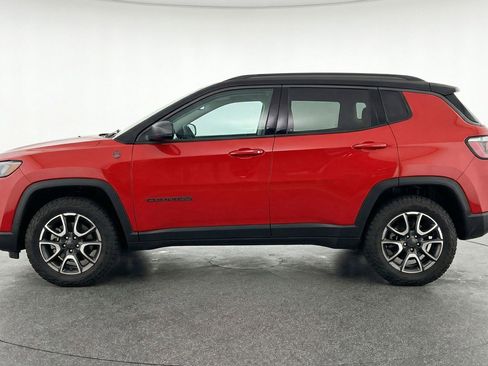 Used 2025 Jeep Compass Trailhawk AWD/4WD image 5