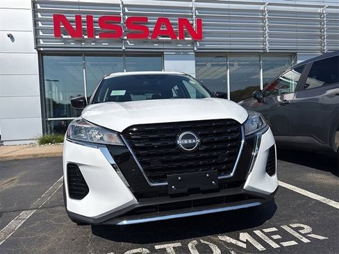 New 2025 Nissan Kicks Play S image 1