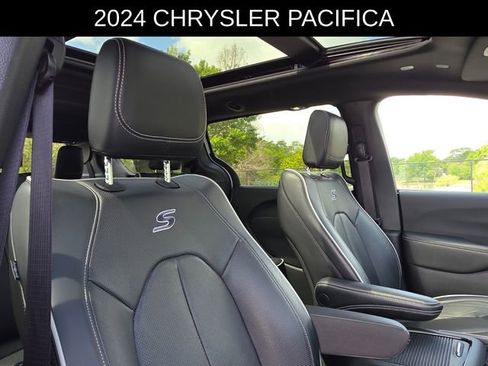 Used 2024 Chrysler Pacifica Limited w/ S Appearance Package image 11