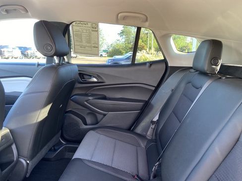 Used 2025 Chevrolet Trax LT w/ LT Convenience Package FWD image 17