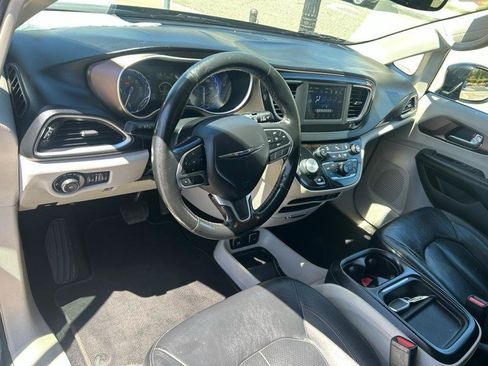 Used 2019 Chrysler Pacifica Touring-L FWD image 8