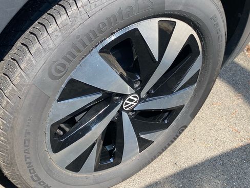 Certified 2025 Volkswagen ID.4 Pro RWD image 17