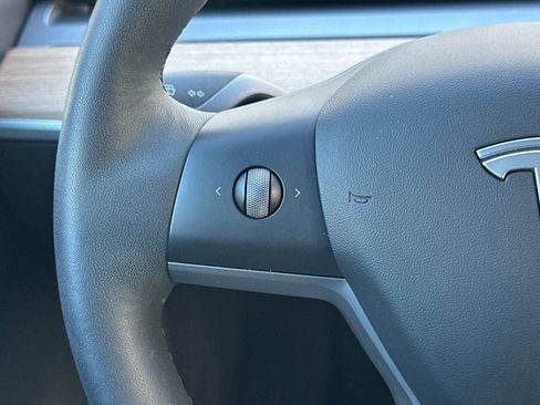 Used 2022 Tesla Model Y Long Range AWD/4WD image 28