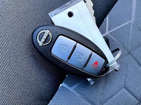 Used 2025 Nissan Frontier SV image 11