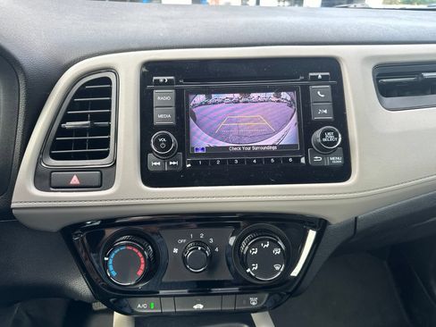 Used 2021 Honda HR-V LX image 9