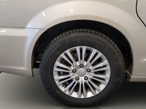 Used 2013 Chrysler Town & Country Touring-L w/ Driver Convenience Group image 24