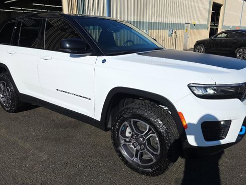 Used 2022 Jeep Grand Cherokee Trailhawk image 2