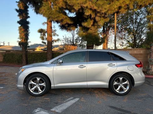 Used 2010 Toyota Venza image 2