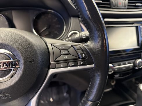 Used 2018 Nissan Rogue SL image 18