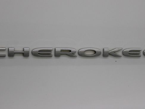 Used 2018 Jeep Cherokee Latitude Plus FWD image 32