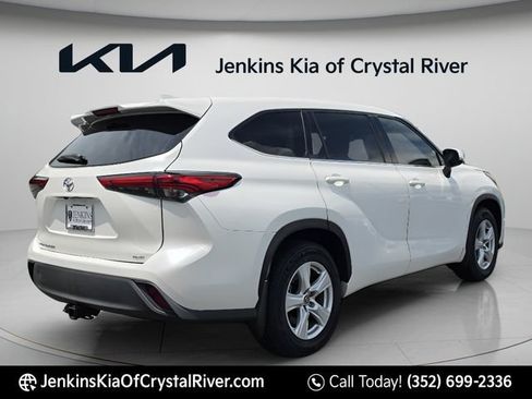 Used 2021 Toyota Highlander L AWD/4WD image 7