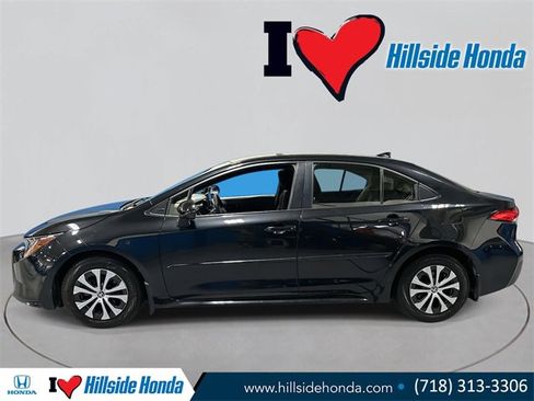 Used 2022 Toyota Corolla LE image 2