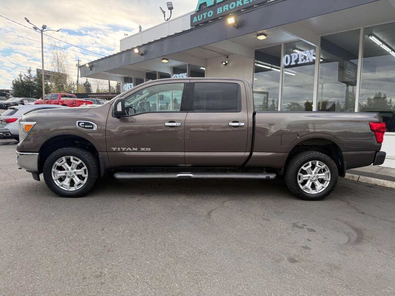 Used 2017 Nissan Titan SV AWD/4WD image 2