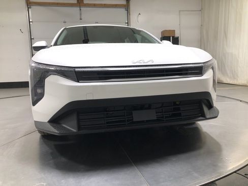 New 2025 Kia K4 LX image 2