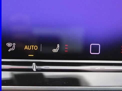 Used 2025 Volkswagen Tiguan SE w/ Panoramic Sunroof Package image 39