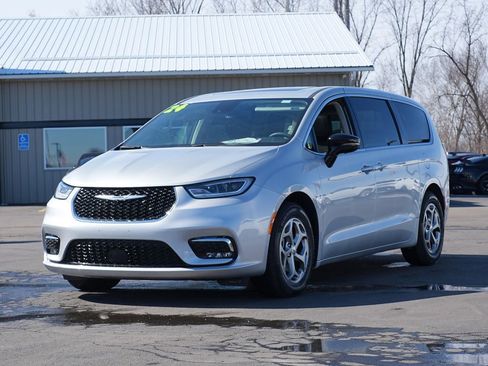 Used 2024 Chrysler Pacifica Limited FWD image 7