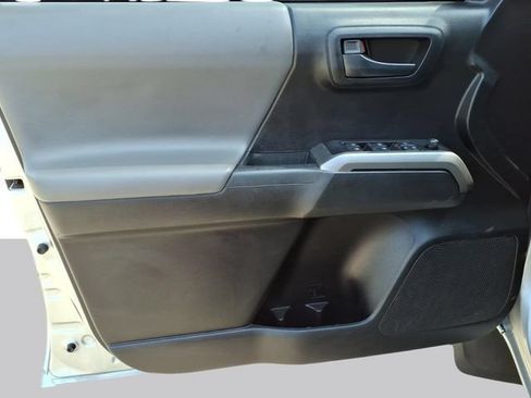 Used 2022 Toyota Tacoma SR5 AWD/4WD image 10