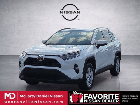 Used 2020 Toyota RAV4 XLE FWD image 2