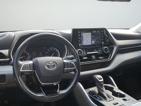 Used 2021 Toyota Highlander XLE AWD/4WD image 23