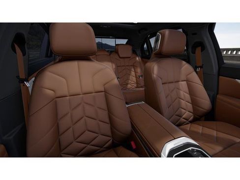 Used 2025 BMW i7 xDrive60 w/ Premium Package RWD image 8