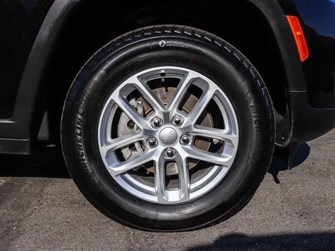 Used 2025 Jeep Grand Cherokee Laredo X RWD image 9