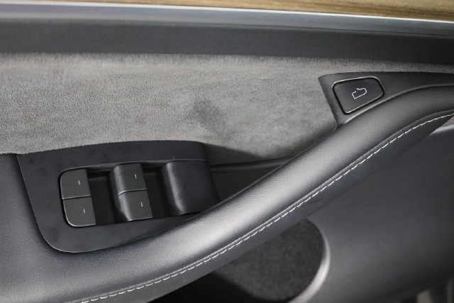 Used 2023 Tesla Model Y 2WD image 17