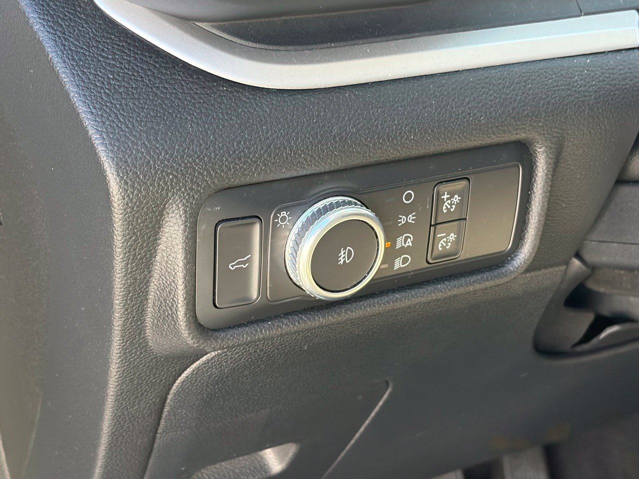Used 2020 Ford Explorer XLT w/ Equipment Group 202A AWD/4WD image 5