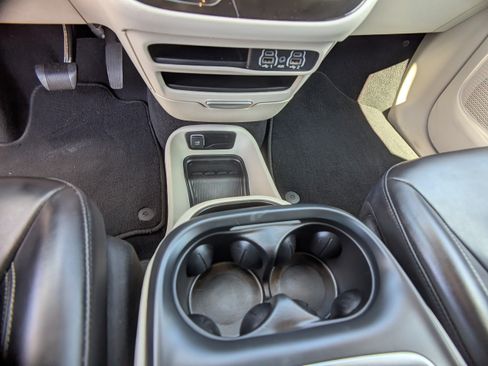 Used 2023 Chrysler Pacifica Touring-L FWD image 22