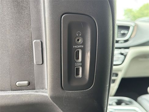 Used 2018 Chrysler Pacifica Touring-L Plus FWD image 27