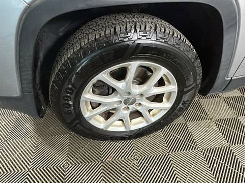 Used 2016 Jeep Cherokee Latitude w/ Cold Weather Group AWD/4WD image 10