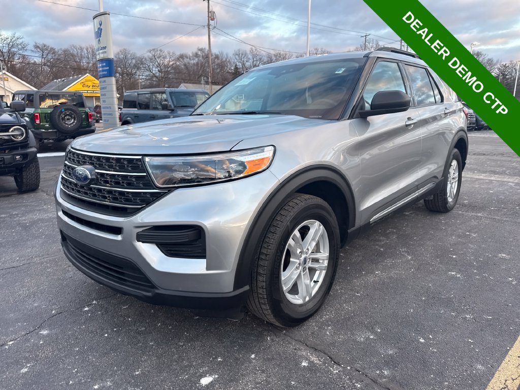 Used 2023 Ford Explorer XLT AWD/4WD image 2