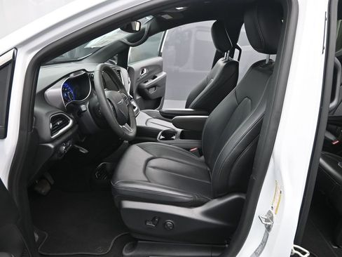 Used 2025 Chrysler Pacifica Select image 10