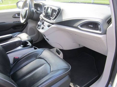 Used 2020 Chrysler Pacifica Limited FWD image 14