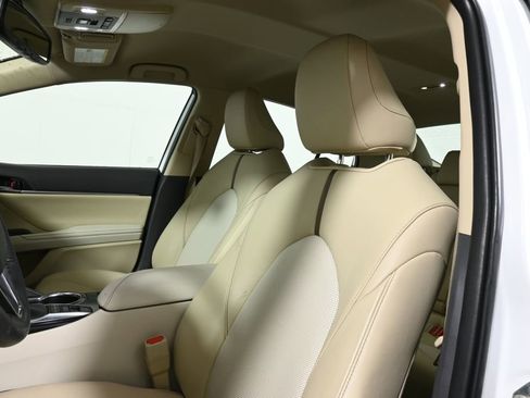 Used 2020 Toyota Camry XLE FWD image 5