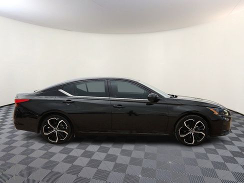 Used 2023 Nissan Altima 2.5 SR w/ SR Premium Package image 5