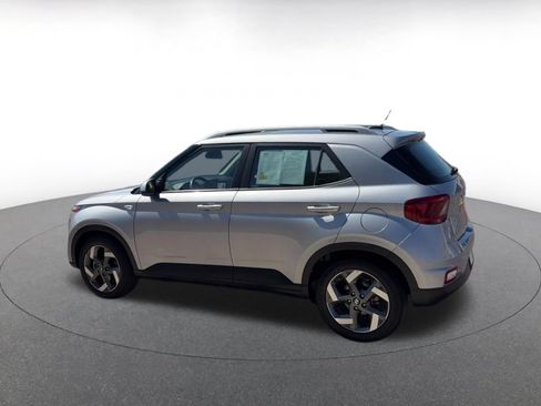 Used 2025 Hyundai Venue SEL FWD image 9