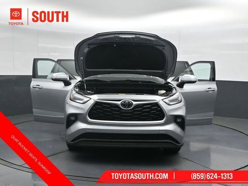 Used 2022 Toyota Highlander XLE AWD/4WD image 61