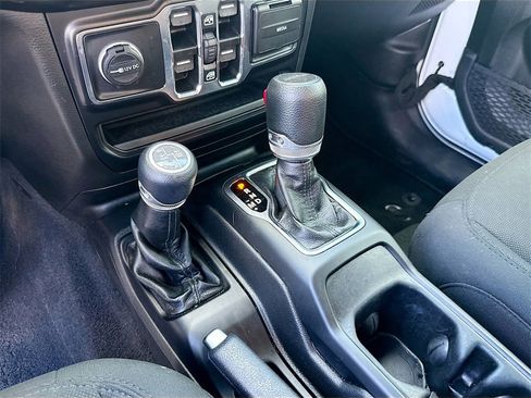 Used 2022 Jeep Gladiator Willys image 18