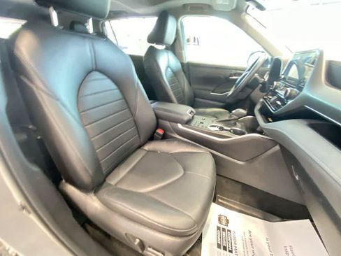 Used 2023 Toyota Highlander XLE AWD/4WD image 28