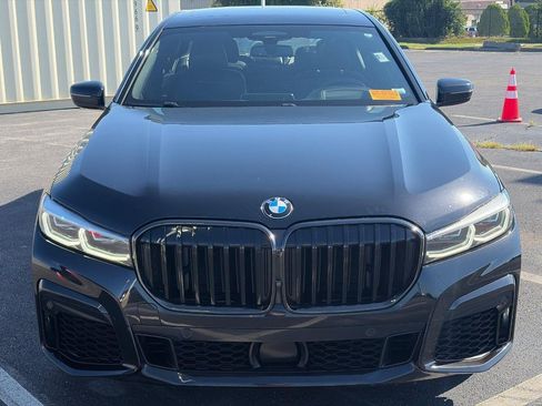 Used 2022 BMW 750i xDrive w/ Executive Package AWD/4WD image 2