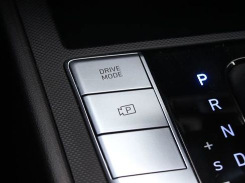 Used 2024 Hyundai Elantra SE FWD image 9
