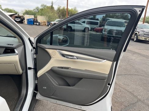 Used 2017 Cadillac XT5 Luxury w/ Driver Awareness Package AWD/4WD image 18