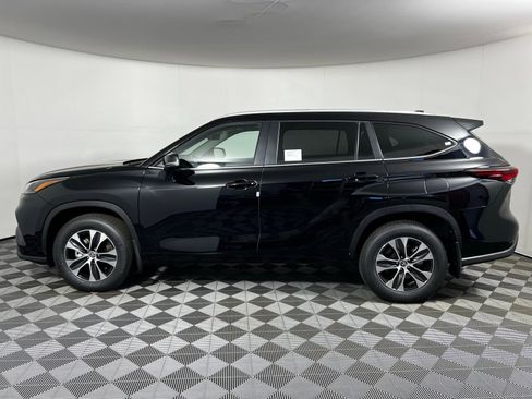Used 2026 Toyota Highlander XLE image 8