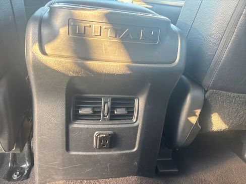 Used 2017 Nissan Titan SL image 30