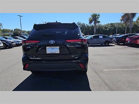 Used 2021 Toyota Highlander LE image 25