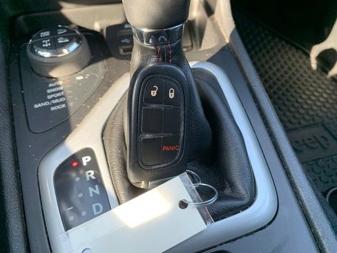 Used 2018 Jeep Cherokee Trailhawk AWD/4WD image 46