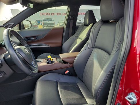 Used 2022 Toyota Venza Limited image 16